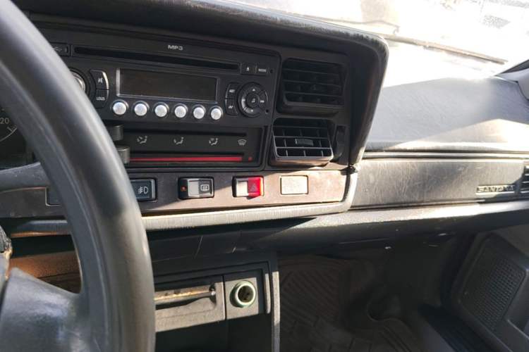 Used Volkswagen Santana Classic 2007 1.8L Jingchang Model Audio And AC Panel