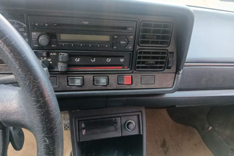 Used Volkswagen Santana Classic 2007 1.8L Jingchang Model Audio And AC Panel