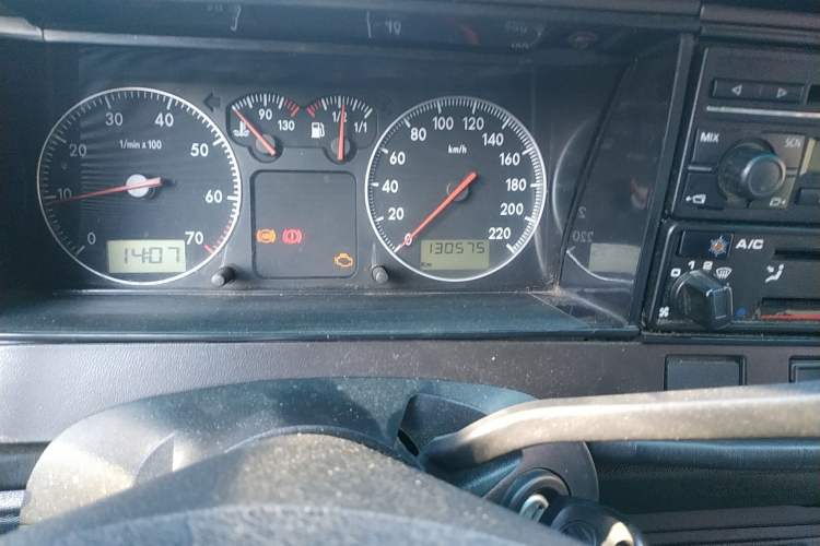 Used Volkswagen Santana Classic 2007 1.8L Jingchang Model Odometer Close Up