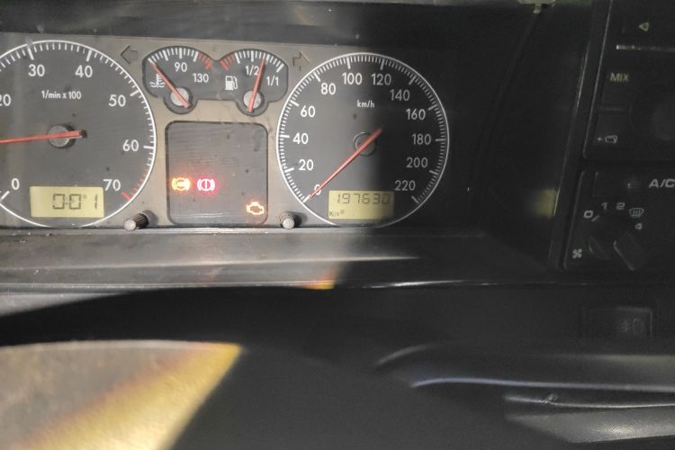 Used Volkswagen Santana Classic 2007 1.8L Jingchang Model Odometer Close Up