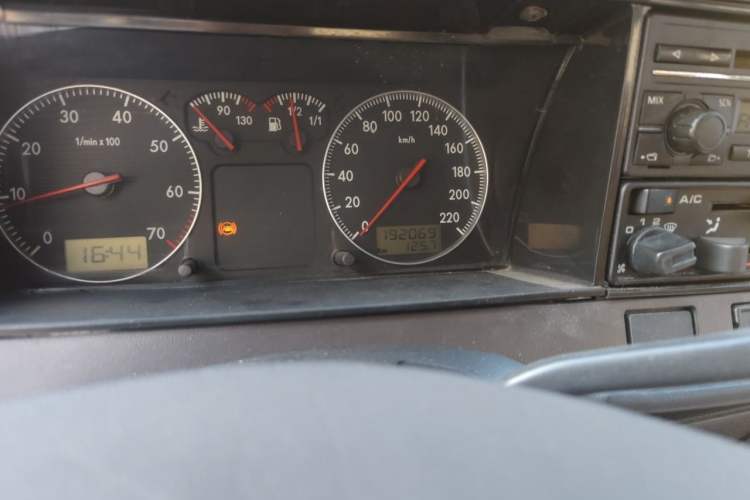 Used Volkswagen Santana Classic 2007 1.8L Jingchang Model Odometer Close Up