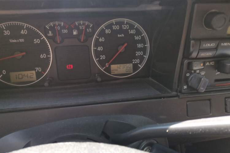 Used Volkswagen Santana Classic 2007 1.8L Jingchang Model Odometer Close Up