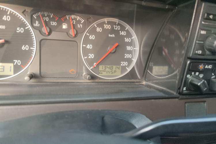 Used Volkswagen Santana Classic 2007 1.8L Jingchang Model Odometer Close Up