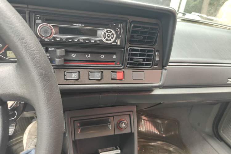 Used Volkswagen Santana Classic 2007 1.8L Jingchang Model Audio And AC Panel