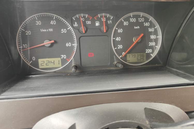 Used Volkswagen Santana Classic 2007 1.8L Jingchang Model Odometer Close Up