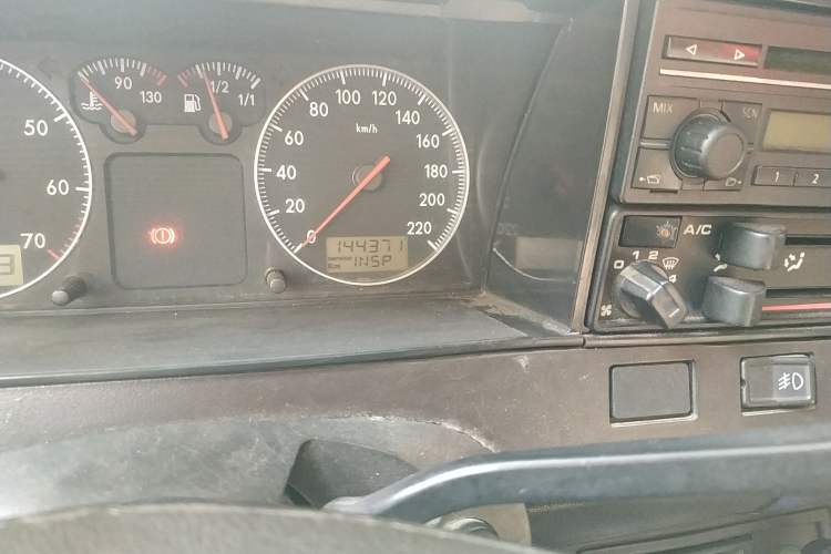 Used Volkswagen Santana Classic 2007 1.8L Jingchang Model Odometer Close Up