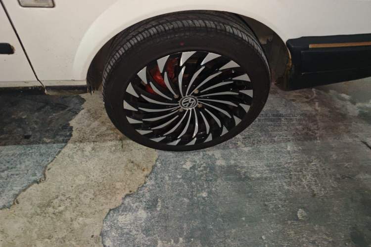 Used Volkswagen Santana Classic 2007 1.8L Jingchang Model Right Front Wheel Hub