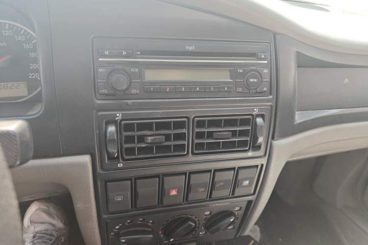 Used Volkswagen Santana Vista 2008 1.8L Manual Sishang Model Audio And AC Panel