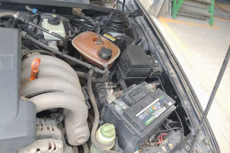 Used Volkswagen Santana Vista 2008 1.8L Manual Comfort Edition Engine Bay Left