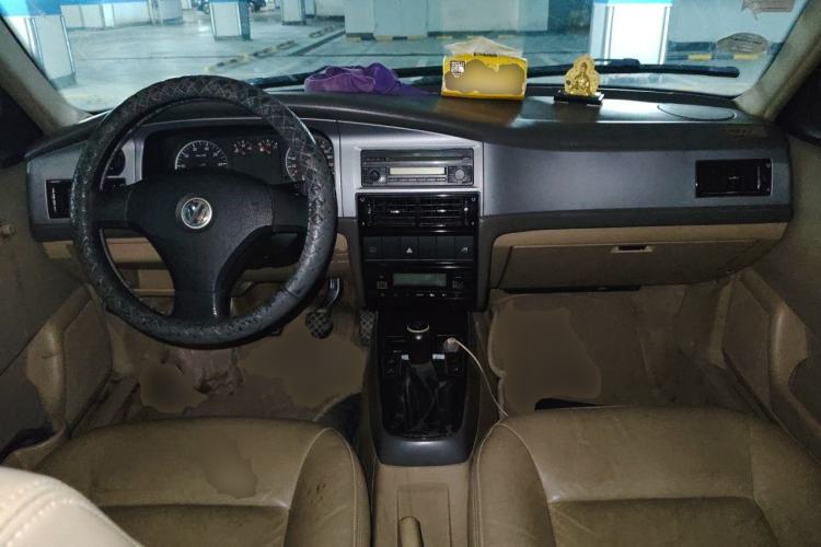 Used Volkswagen Santana Vista 2010 1.6L Manual Comfort Version Center Console