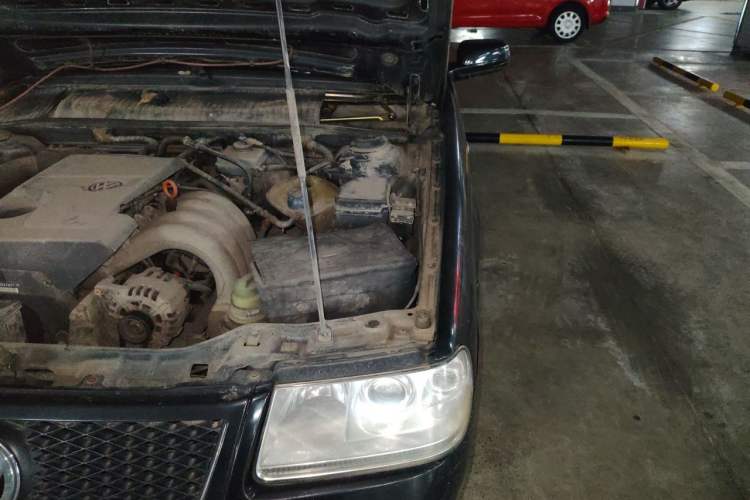 Used Volkswagen Santana Vista 2010 1.6L Manual Comfort Version Engine Bay Left