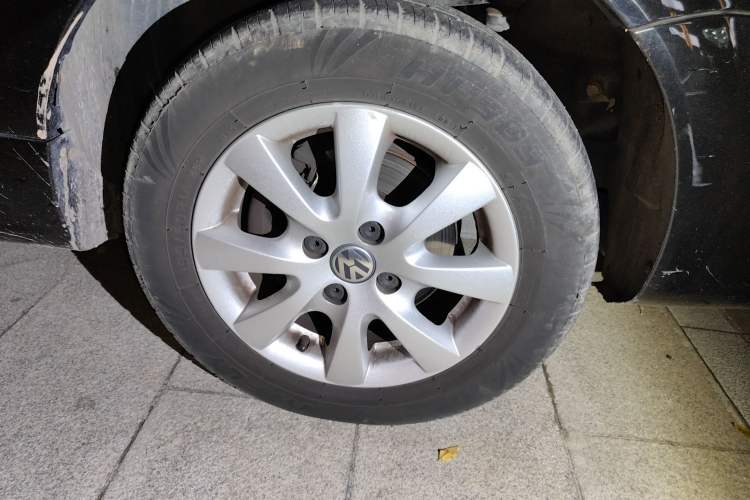Used Volkswagen Santana Vista 2010 1.6L Manual Comfort Version Right Front Wheel Hub