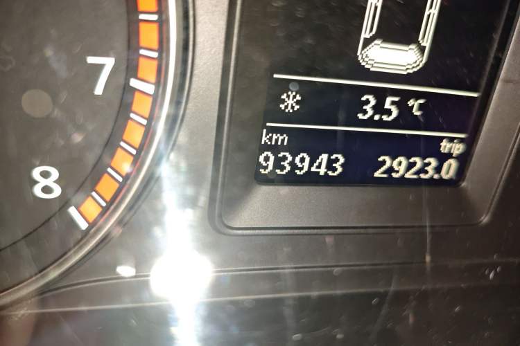 Used Volkswagen Scirocco 2010 2.0 TSI Sport Edition Odometer Close Up
