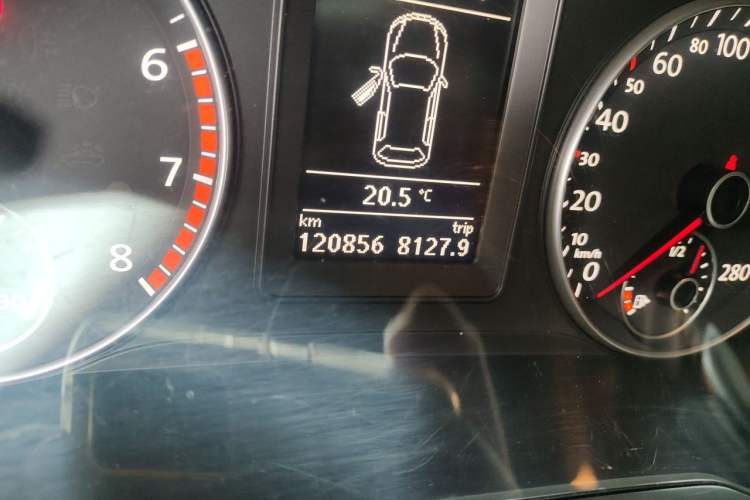 Used Volkswagen Scirocco 2010 2.0 TSI Luxury Edition Odometer Close Up