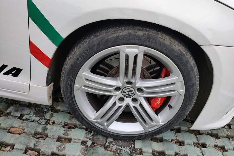 Used Volkswagen Scirocco 2011 R 2.0TSI Right Front Wheel Hub