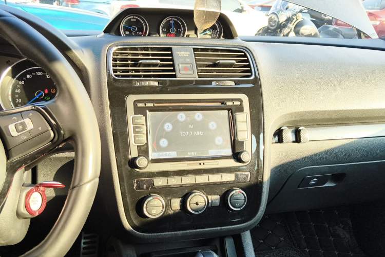 Used Volkswagen Scirocco 2015 R 2.0TSI Audio And AC Panel
