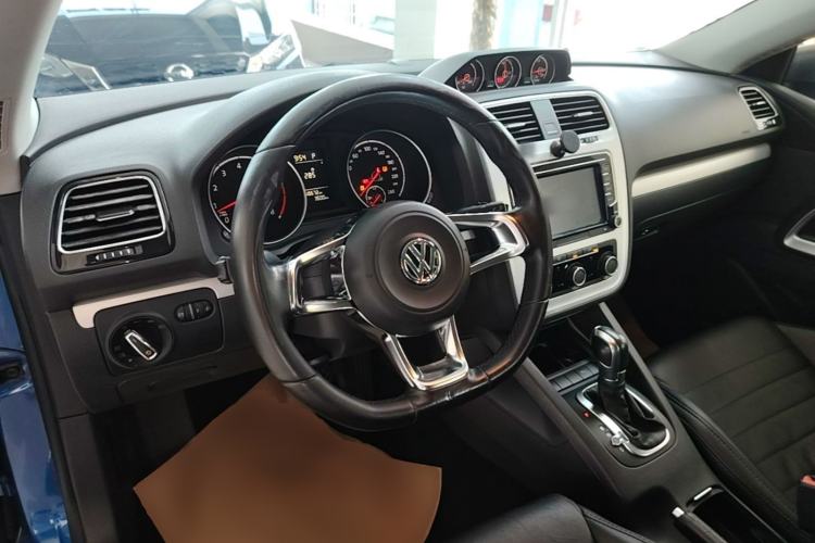 Used Volkswagen Scirocco 2015 1.4TSI Fashion Edition Center Console