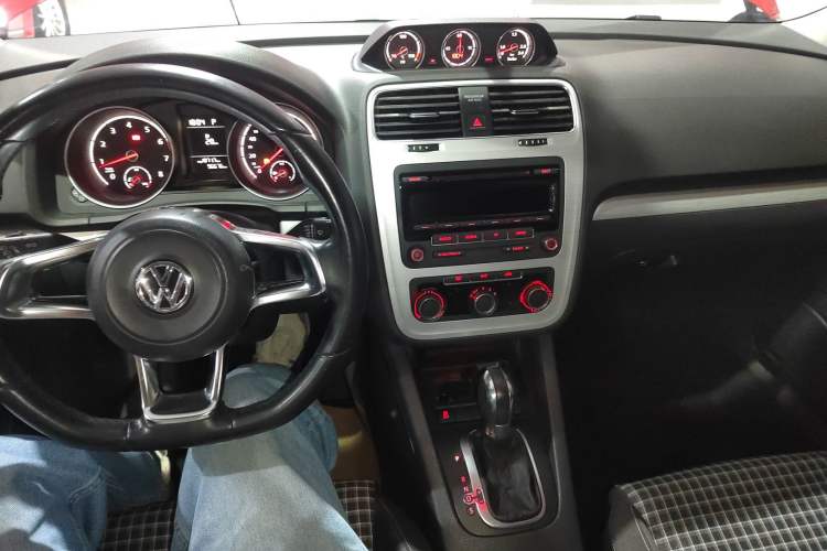 Used Volkswagen Scirocco 2015 1.4TSI Fashion Edition Center Console