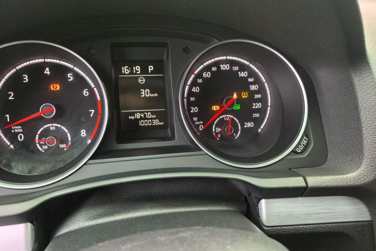 Used Volkswagen Scirocco 2015 1.4TSI Fashion Edition Odometer Close Up