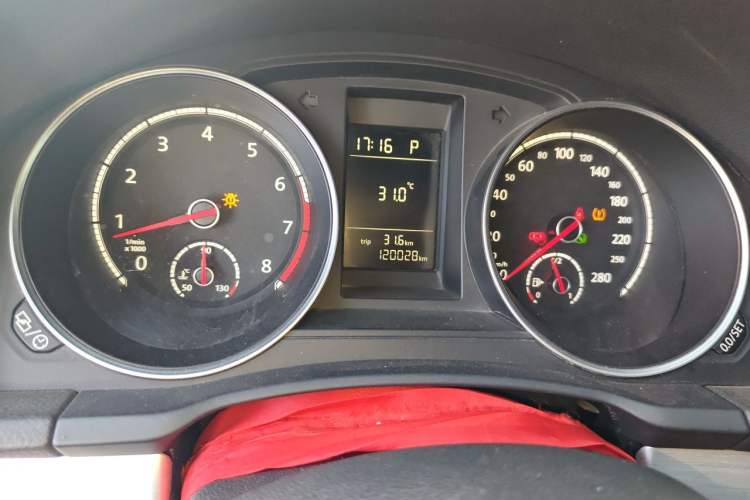 Used Volkswagen Scirocco 2015 1.4TSI Fashion Edition Odometer Close Up