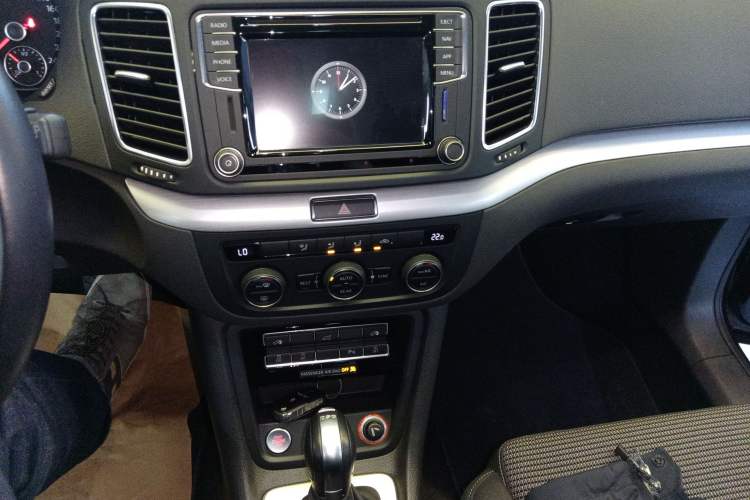 Used Volkswagen Sharan 2018 Revised Version 380TSI Comfort Edition 7-Seater Audio And AC Panel