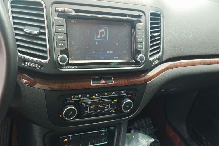 Used Volkswagen Sharan 2012 2.0 TSI Comfort Edition Euro IV Audio And AC Panel