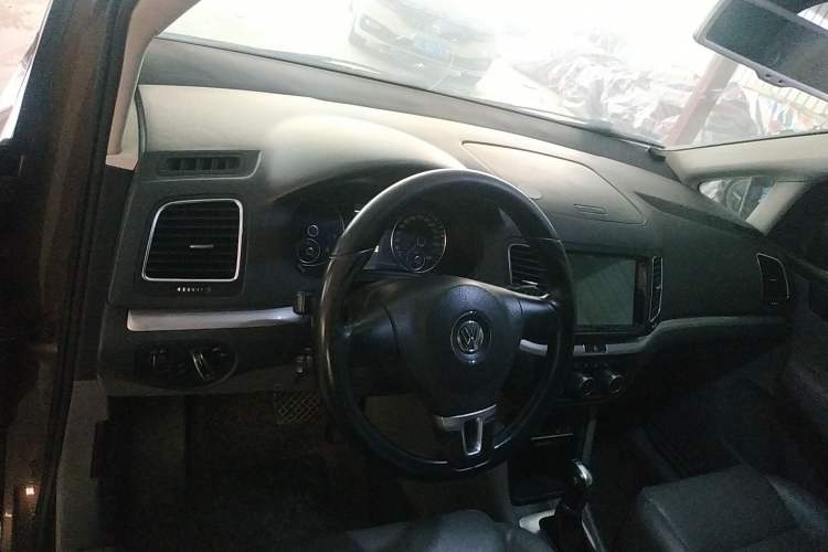 Used Volkswagen Sharan 2012 2.0 TSI Standard Version Euro IV Center Console