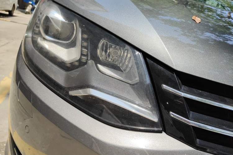 Used Volkswagen Sharan 2012 2.0 TSI Comfort Edition Euro IV Right Front Headlight