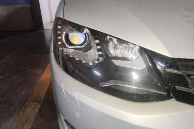 Used Volkswagen Sharan 2012 2.0 TSI Luxury Version Euro IV Right Front Headlight