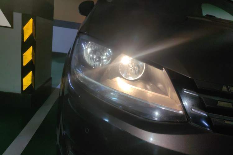 Used Volkswagen Sharan 2012 2.0 TSI Standard Version Euro IV Right Front Headlight