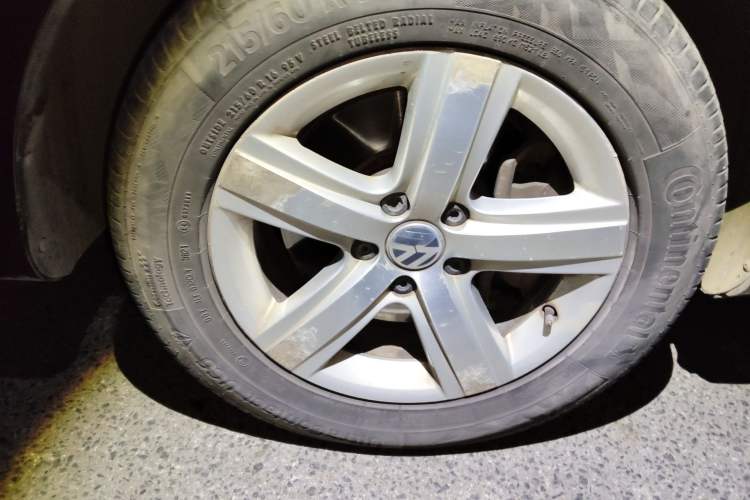 Used Volkswagen Sharan 2012 2.0 TSI Comfort Edition Euro IV Right Front Wheel Hub
