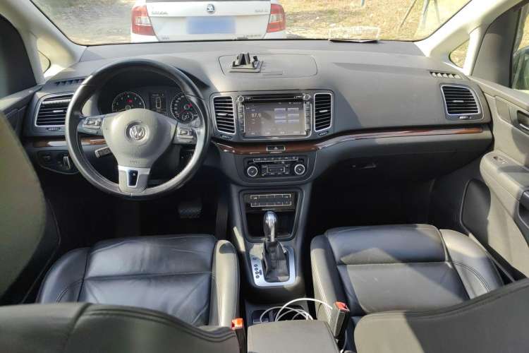 Used Volkswagen Sharan 2012 2.0 TSI Comfort Edition Euro IV Center Console