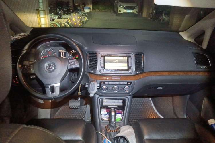 Used Volkswagen Sharan 2012 2.0 TSI Comfort Edition Euro IV Center Console
