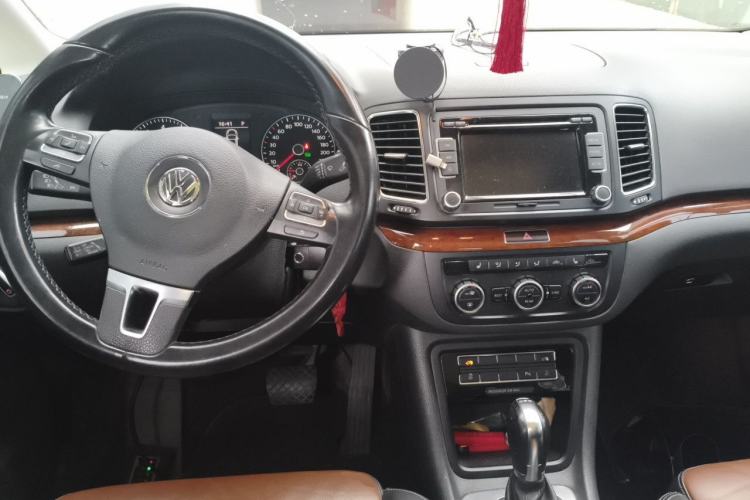 Used Volkswagen Sharan 2012 2.0 TSI Comfort Edition Euro IV Center Console