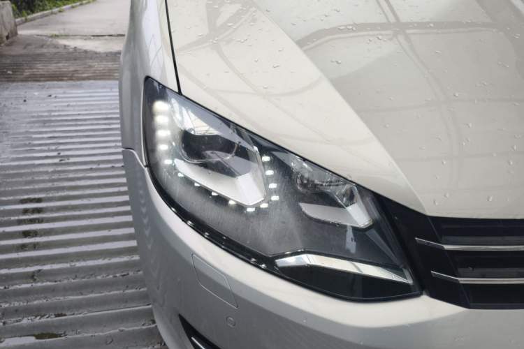 Used Volkswagen Sharan 2012 2.0 TSI Comfort Edition Euro IV Right Front Headlight