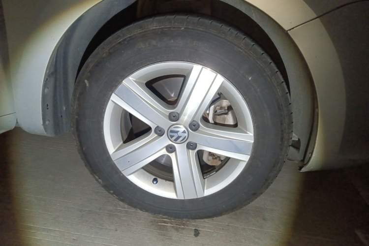 Used Volkswagen Sharan 2012 2.0 TSI Comfort Edition Euro IV Right Front Wheel Hub