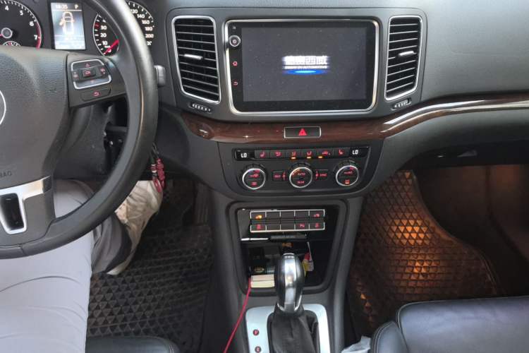Used Volkswagen Sharan 2012 2.0 TSI Comfort Edition Euro IV Audio And AC Panel