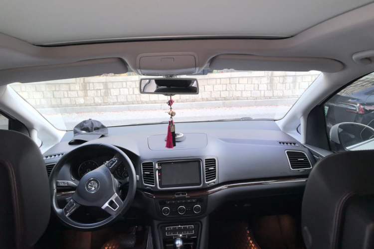 Used Volkswagen Sharan 2012 2.0 TSI Comfort Edition Euro IV Center Console