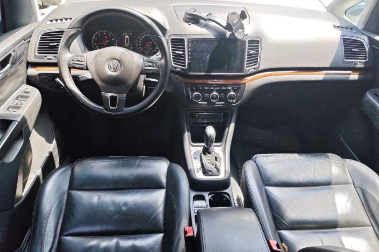 Used Volkswagen Sharan 2013 1.8TSI Comfort Model Euro IV Center Console