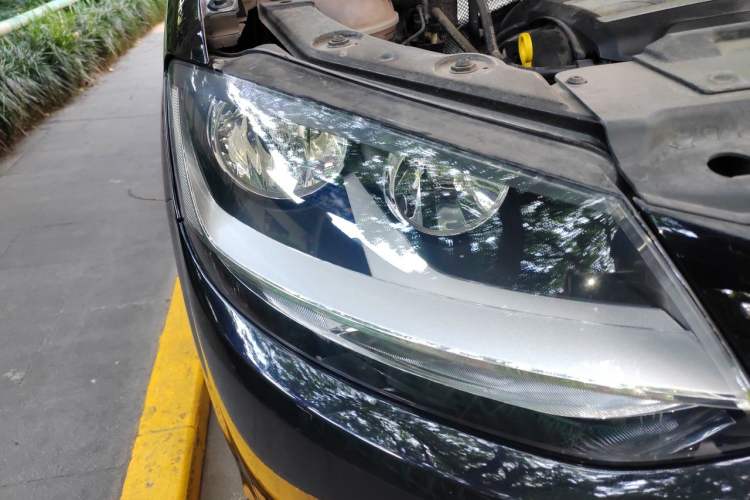 Used Volkswagen Sharan 2013 1.8TSI Comfort Model Euro IV Right Front Headlight