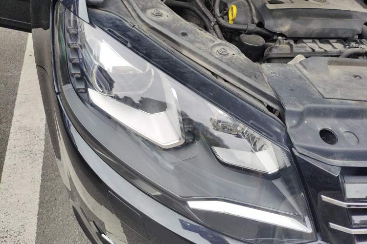 Used Volkswagen Sharan 2013 2.0 TSI Comfort Model Right Front Headlight