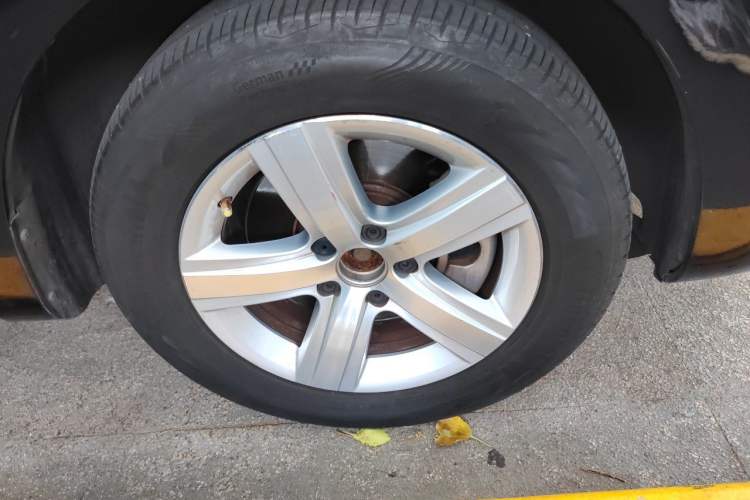 Used Volkswagen Sharan 2013 1.8TSI Comfort Model Euro IV Right Front Wheel Hub
