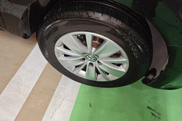 Used Volkswagen Sharan 2013 2.0 TSI Standard Model Right Front Wheel Hub