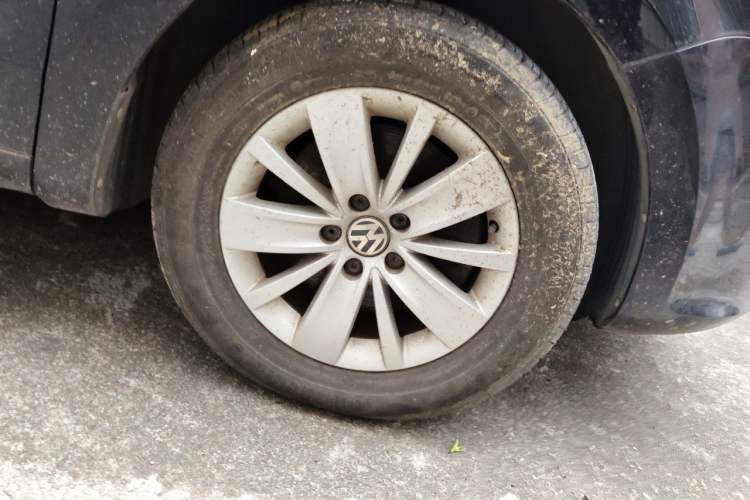 Used Volkswagen Sharan 2013 2.0 TSI Standard Model Right Front Wheel Hub