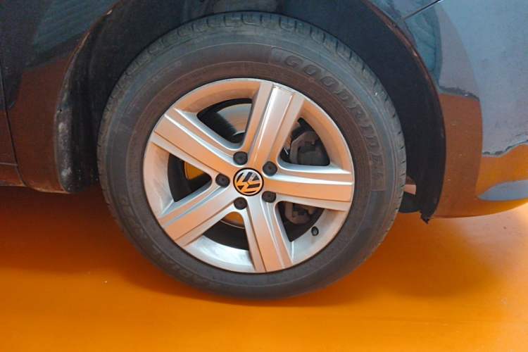 Used Volkswagen Sharan 2013 2.0 TSI Comfort Model Right Front Wheel Hub