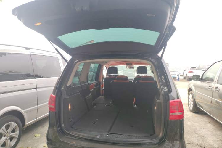 Used Volkswagen Sharan 2013 1.8TSI Standard Model Trunk