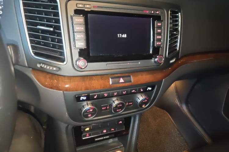 Used Volkswagen Sharan 2013 1.8TSI Comfort Model Euro IV Audio And AC Panel
