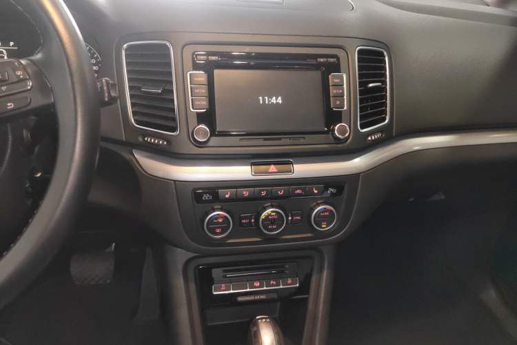 Used Volkswagen Sharan 2013 2.0 TSI Comfort Model Audio And AC Panel