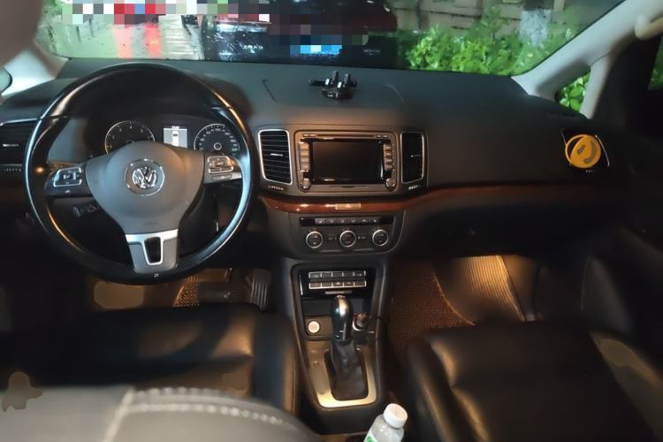 Used Volkswagen Sharan 2013 1.8TSI Comfort Model Euro IV Center Console