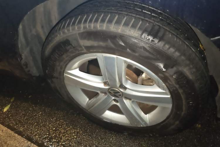 Used Volkswagen Sharan 2013 1.8TSI Comfort Model Euro IV Right Front Wheel Hub
